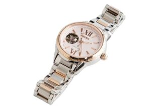 Reloj mecánico con diseño calado