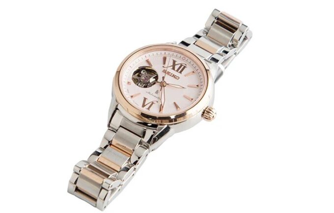 Reloj mecánico con diseño calado
