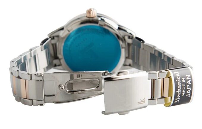 Reloj mecánico con diseño calado