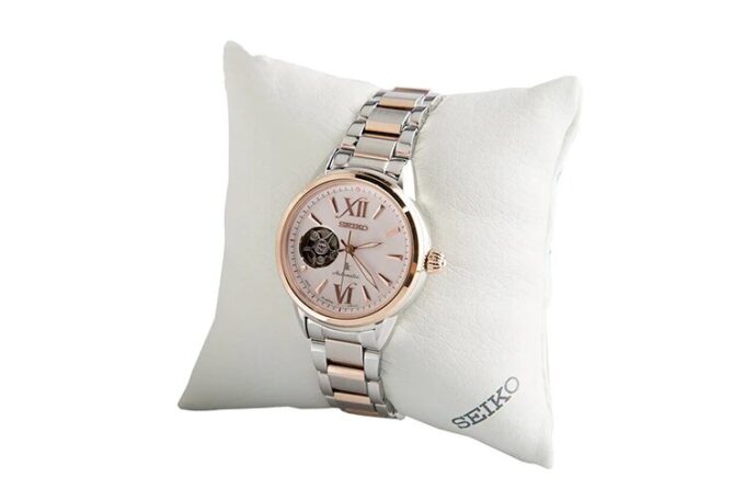 Reloj mecánico con diseño calado