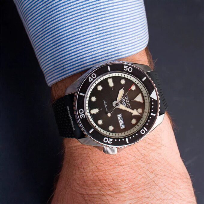 Reloj mecánico deportivo con correa de caucho de la serie n.º 5, color negro, SRPD73k2