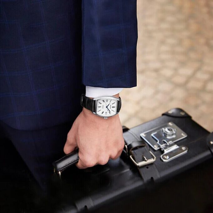 Serie de relojes mecánicos blancos