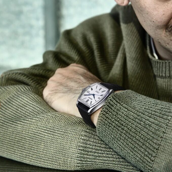 Serie de relojes mecánicos blancos